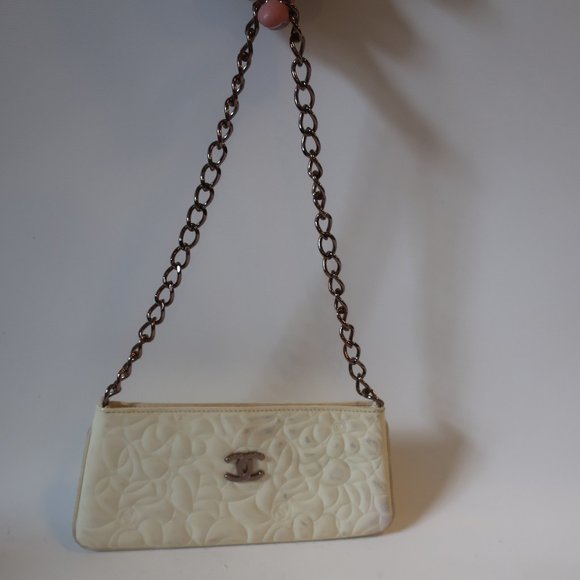 CHANEL Handbags - WOMENS CHANEL CC 8703435 WHITE CHAIN CAMELLIA FLOWER PATENT LEATHER HANDBAG *